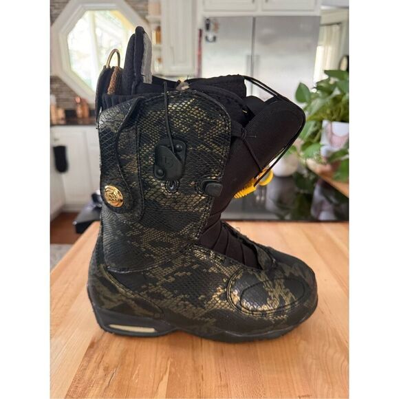 B by Burton Modern Women’s Snow Boots. Size 6. Black/gold. - Picture 1 of 12